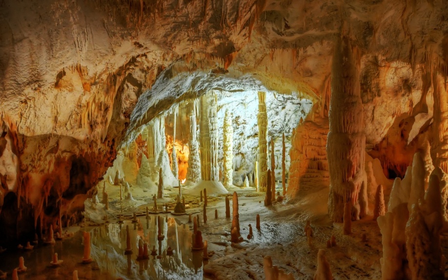 Wie wurden die Grotten von Frasassi entdeckt?