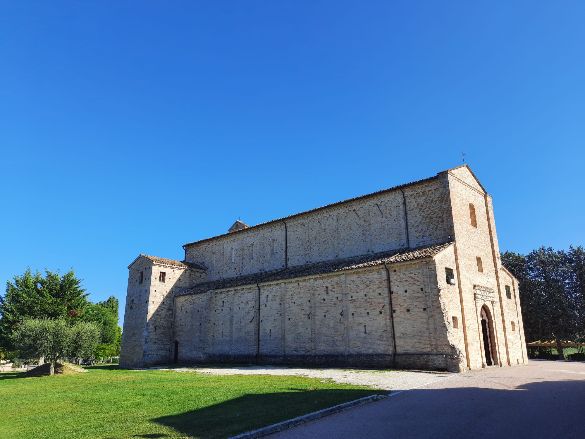 Affreschi e simboli enigmatici a Santa Maria a Piè di Chienti: arte e mistero in una delle chiese antiche più importanti delle Marche