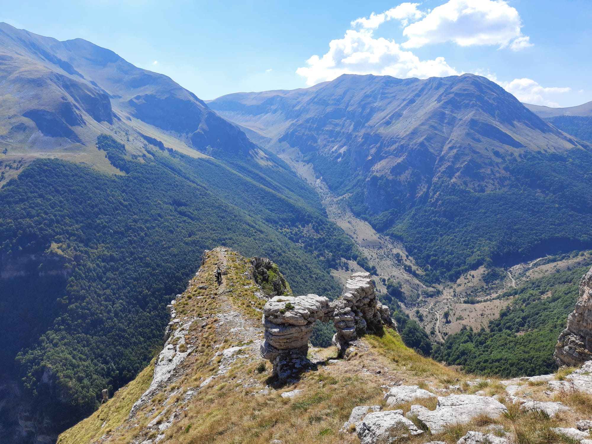 Una delle escursioni più affascinati e misteriose nel cuore dei Sibillini: dall’eremo di San Leonardo verso il Tempio della Sibilla