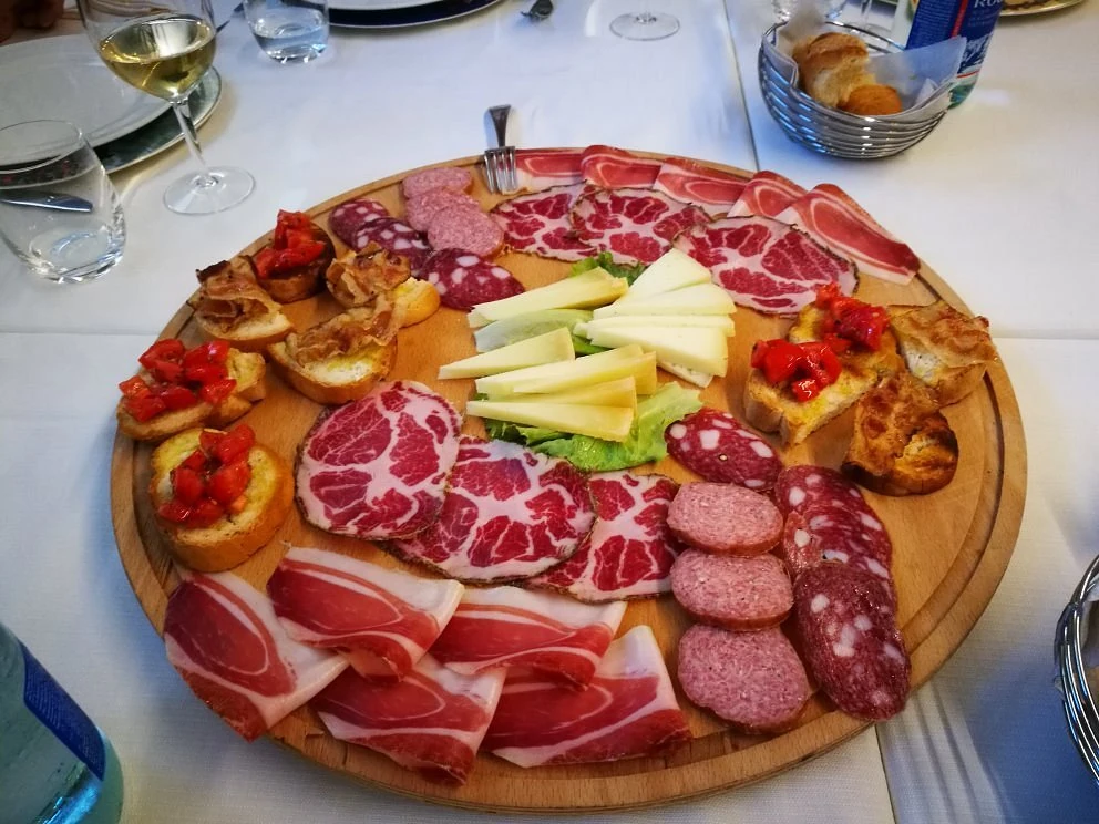 marchetravelling-strutture-interno-hotel-ristorante-oscar-e-amorina-rifbelmonte-00