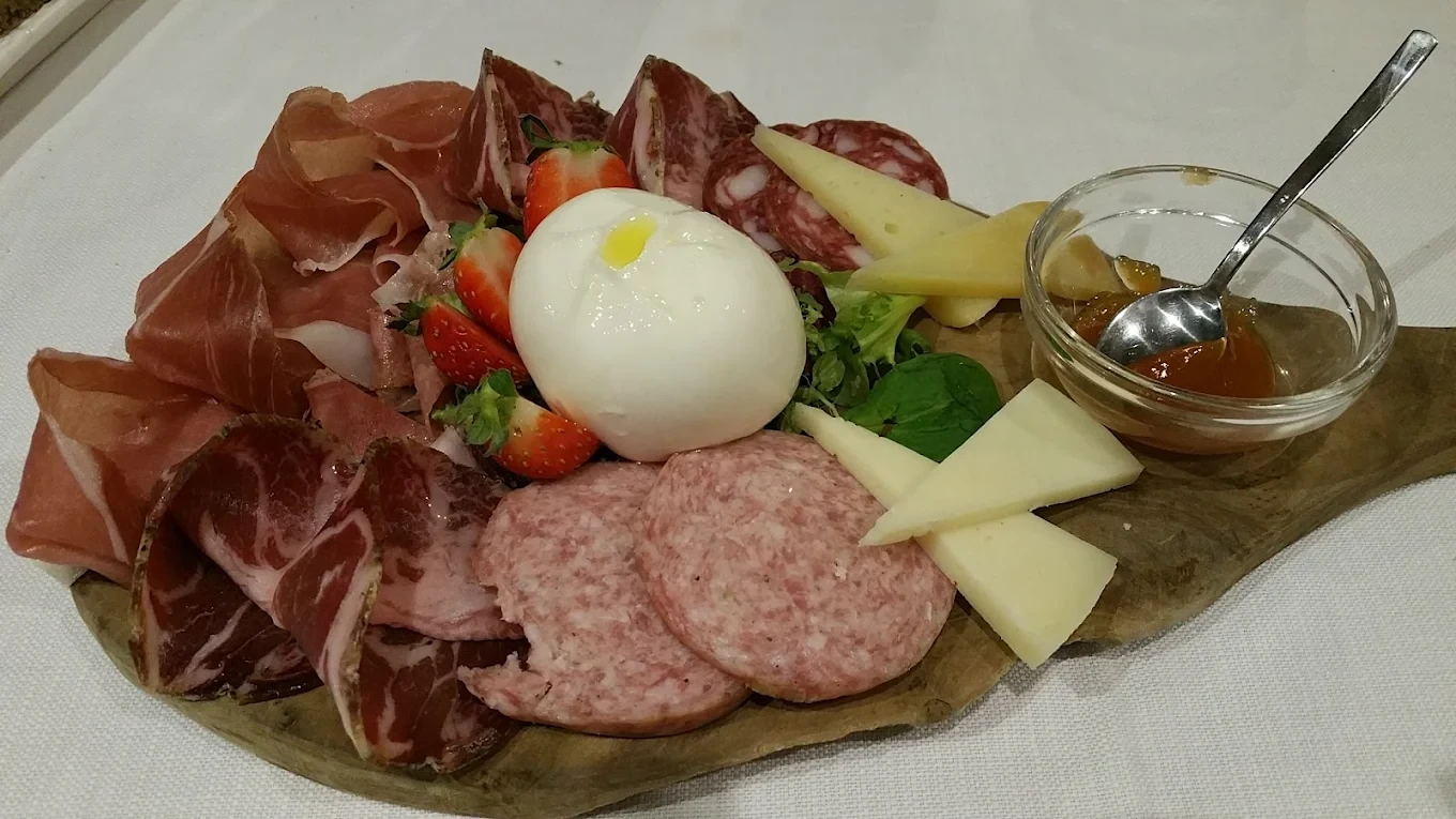 marchetravelling-strutture-interno-osteria-del-borgo-castelraimondo-06